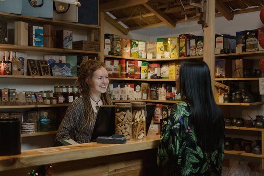 Vendeuse conseillant une cliente dans une boutique