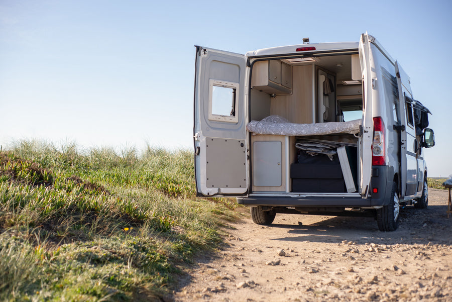 Van aménagé avec espace compact pour préparer un café avec NomadCoffee