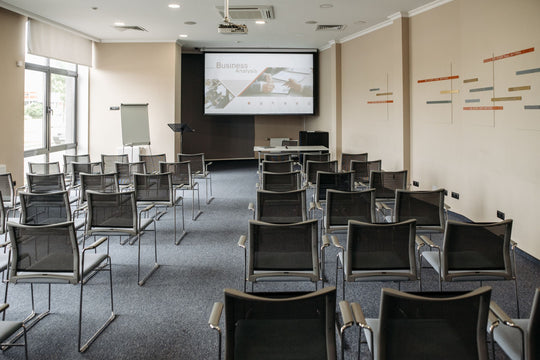 Salle de conférence vide prête pour un séminaire d’entreprise