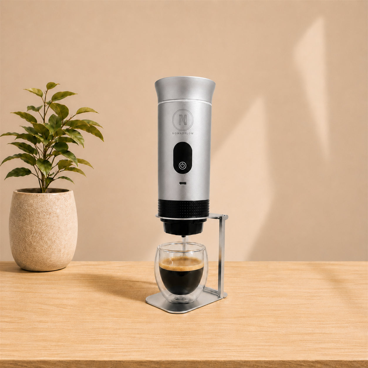 Machine à café portable NomadCoffee Gris Colisée avec son support