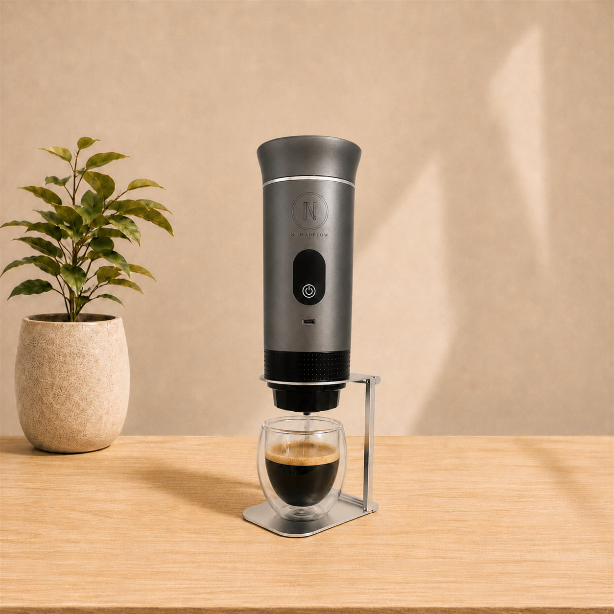 Machine à café portable NomadCoffee Gris anthracite avec son support