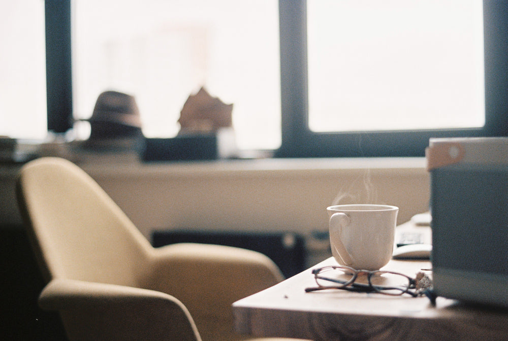 Pause café au bureau avec une machine à café portable NomadFlow