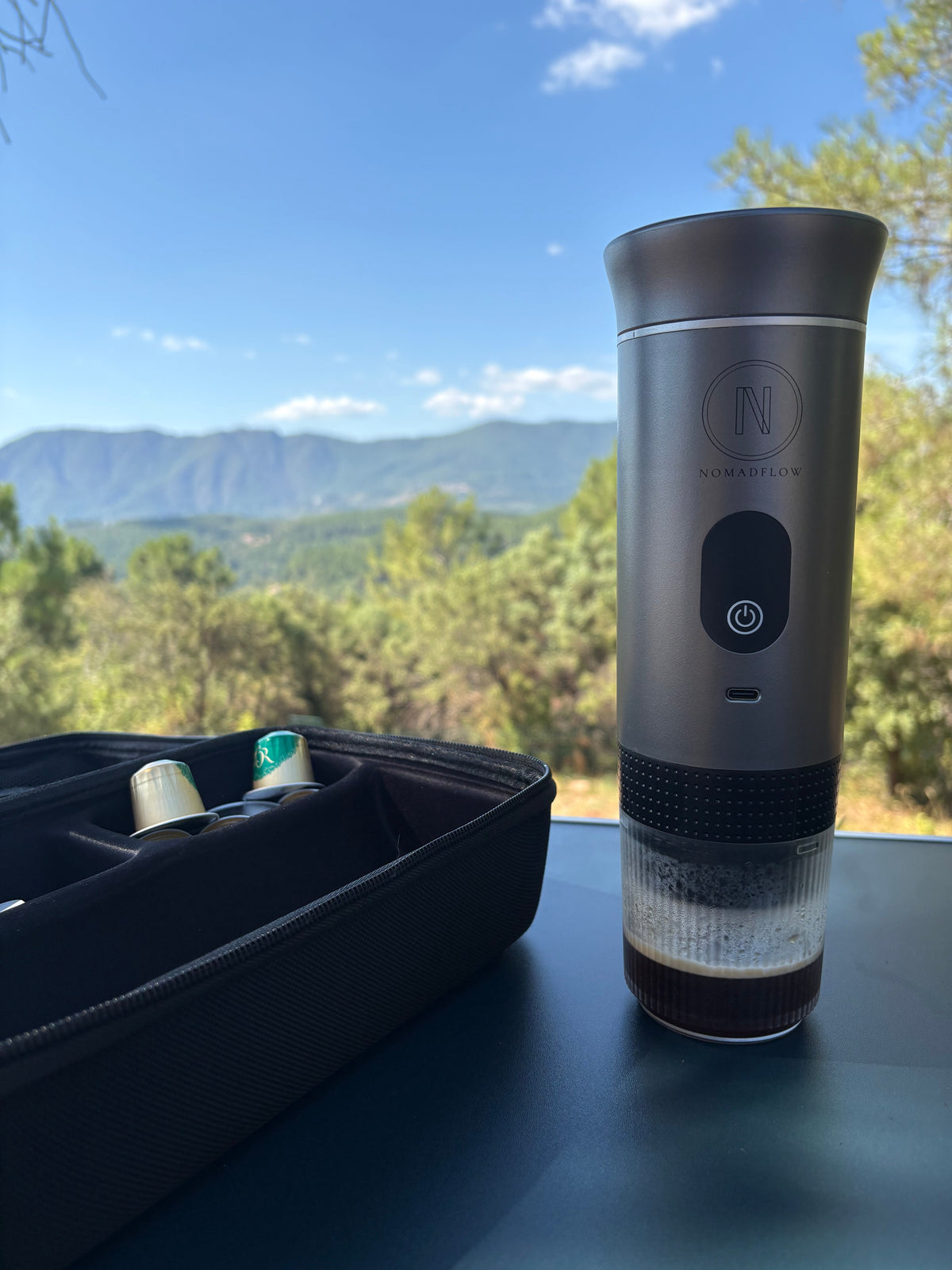NomadCoffee présentée dans un commerce partenaire