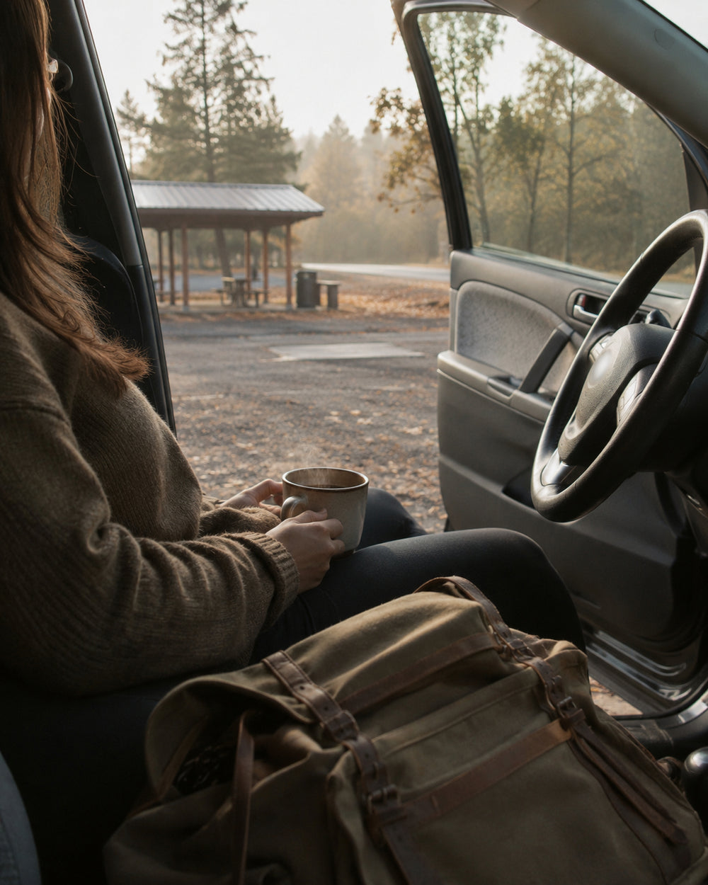 Voyageuse préparant son départ en voiture pour une pause café nomade